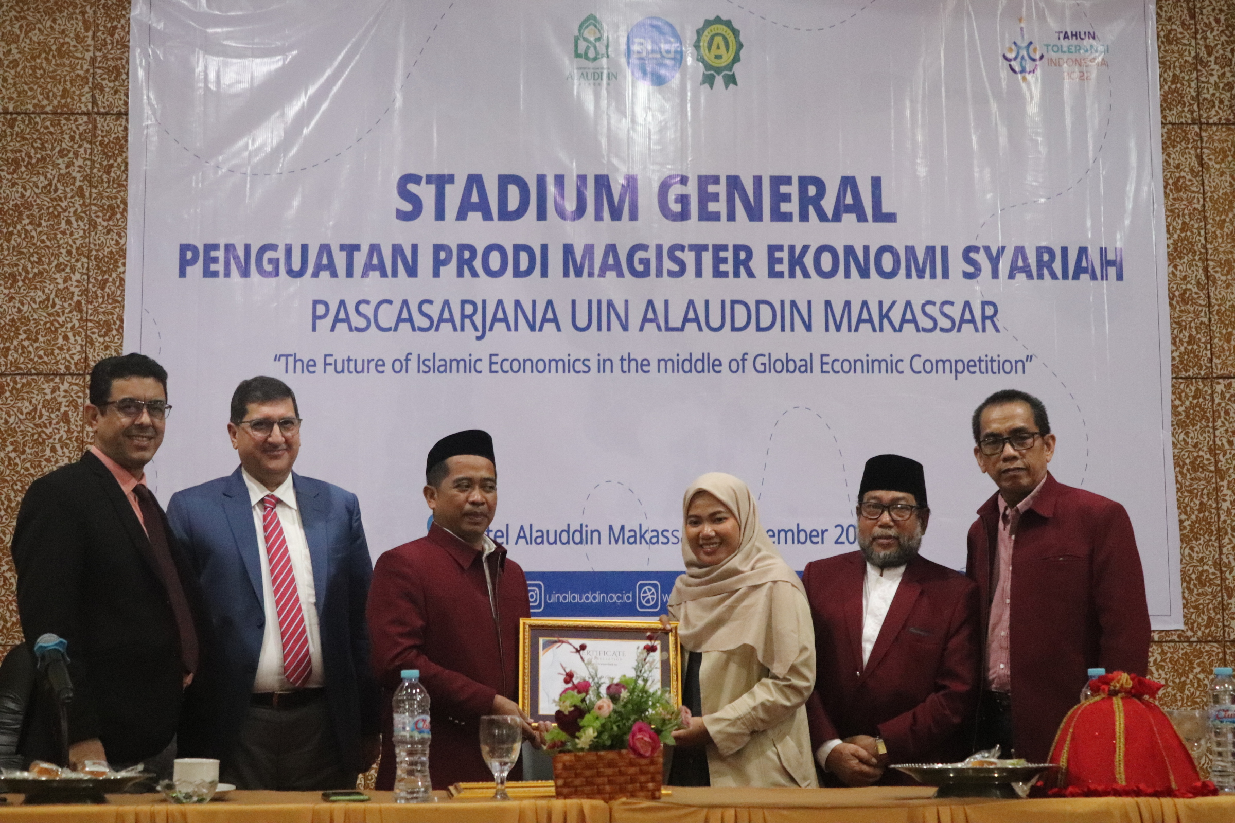 Ketua Prodi menyerahkan piagam penghargaan kepada moderator Stadium General Nur Faizah Fakhriyah Gal